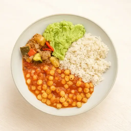 Bol con arroz y garbanzos en salsa de tomate
